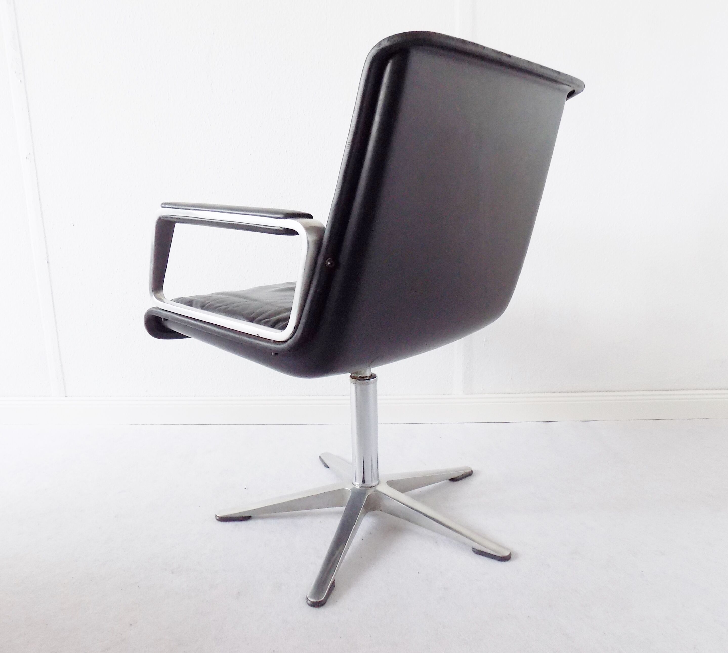 Wilkhahn Delta 2000 set of 4 black leather dining chairs by Delta Design