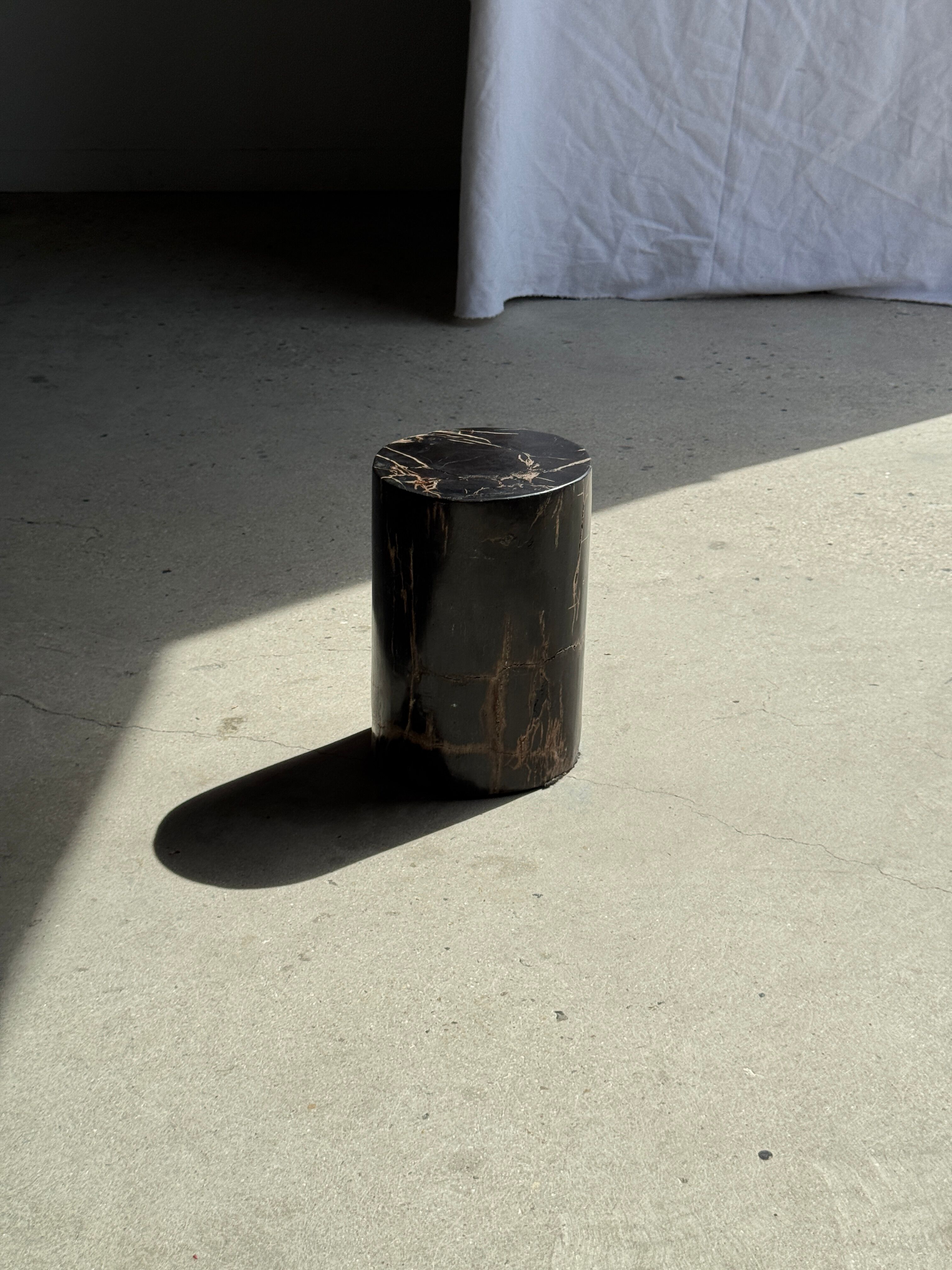 Small black petrified wood side table with beige stripes H28 D18 - 3347