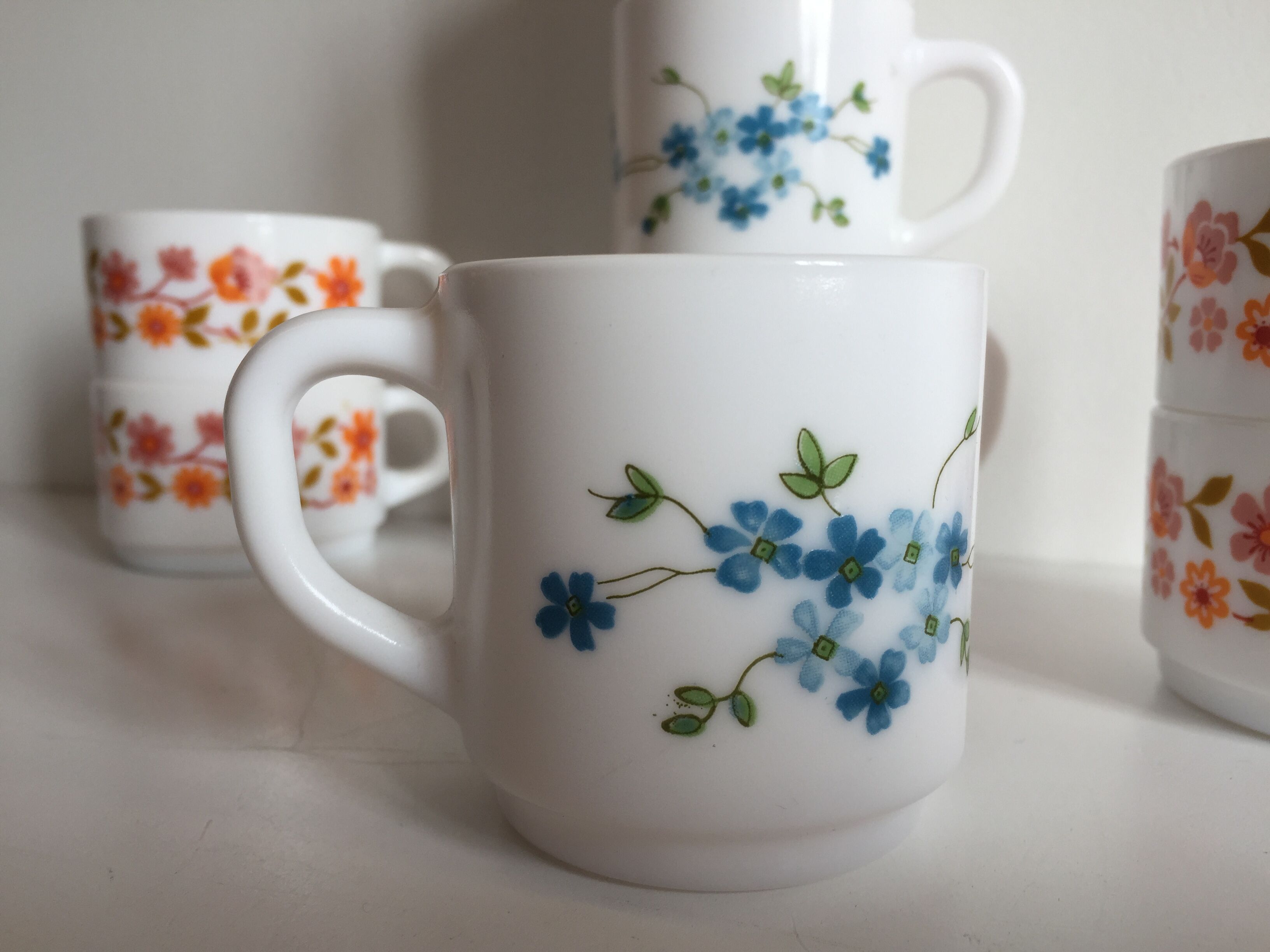 Set of 8 cups at cafe arcopal – france