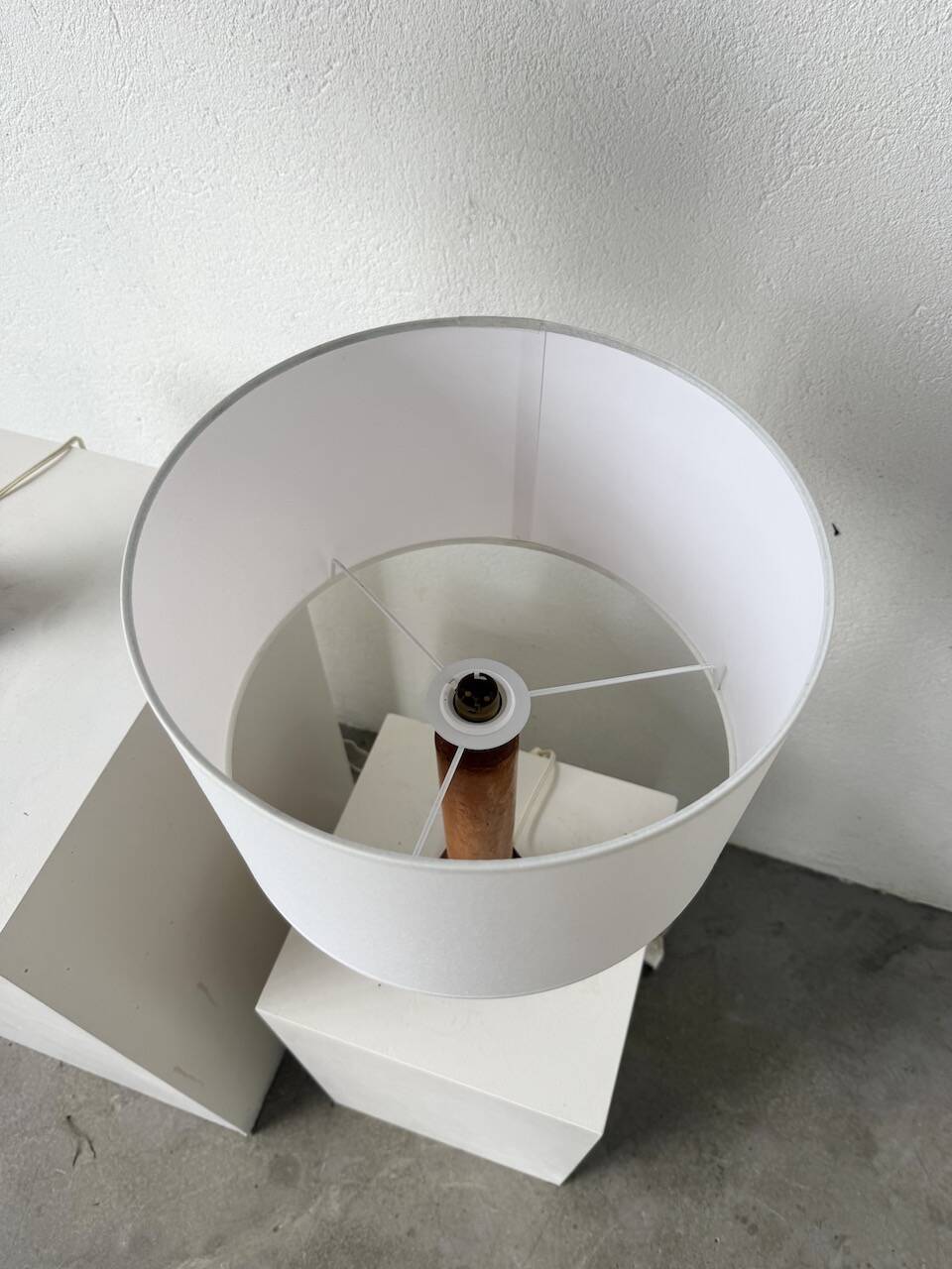 Paire de lampes de table bois chêne années 50