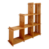 Bibliothèque vintage en pin pour escalier - Maison Regain style