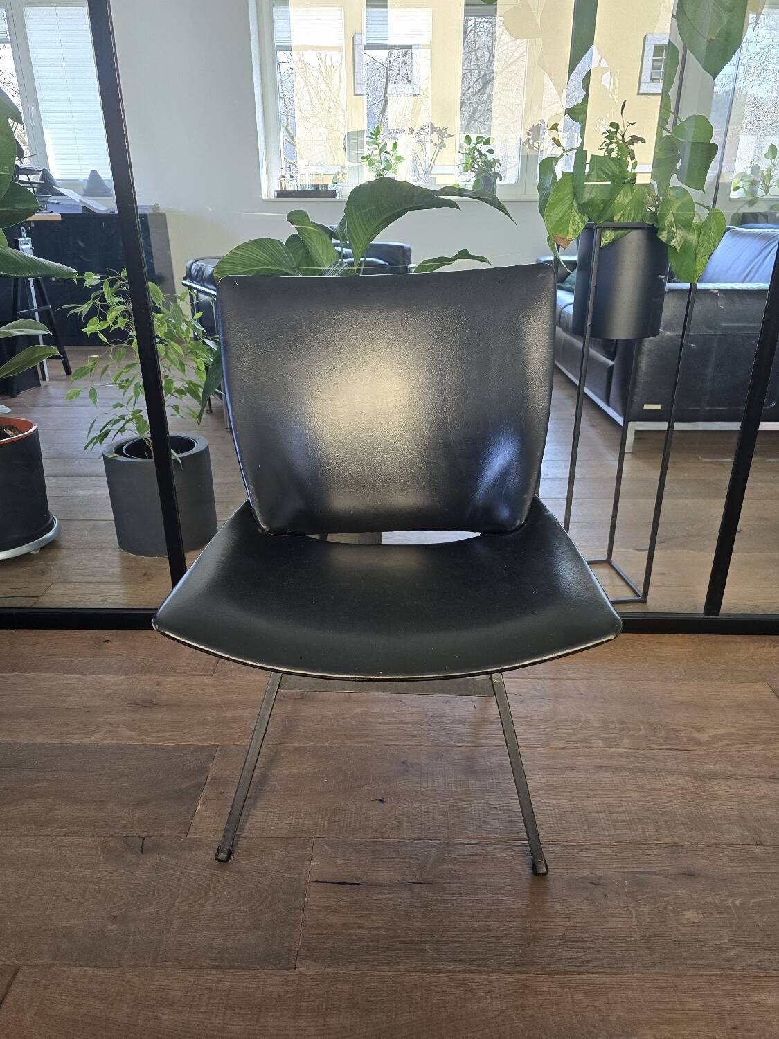 Chaise en simili cuir moderne du milieu du siècle des années 60