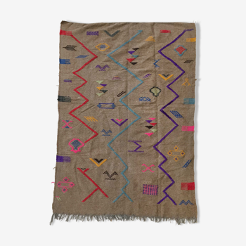 Tapis kilim berbère marocain brun brut à motifs colorés 255x154cm