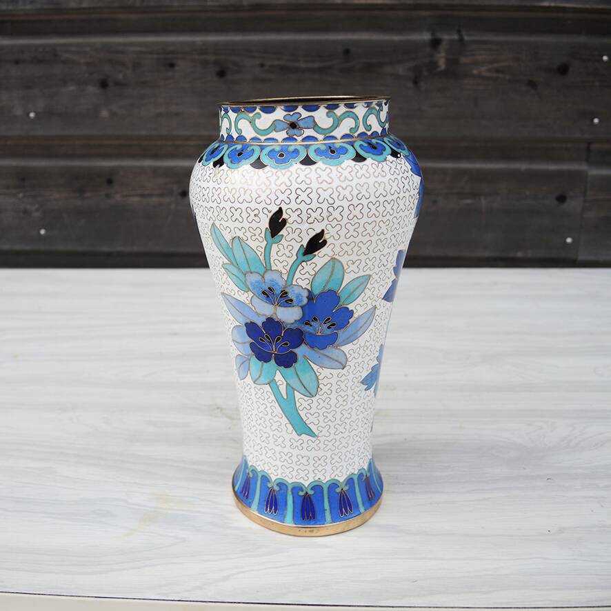 Ancien vase en laiton émaillé décor floral