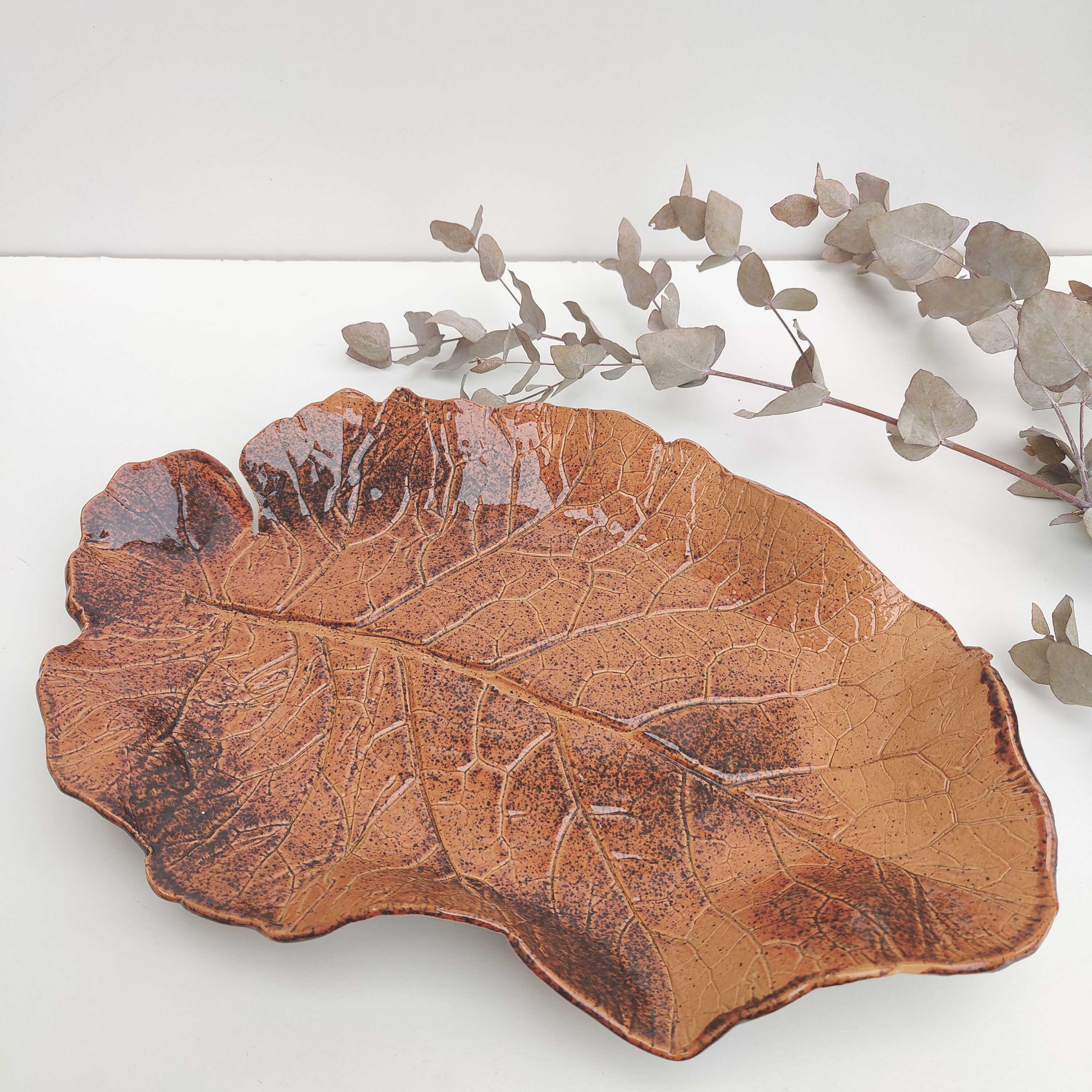 Fruit dish or cup shaped leaf terracotta