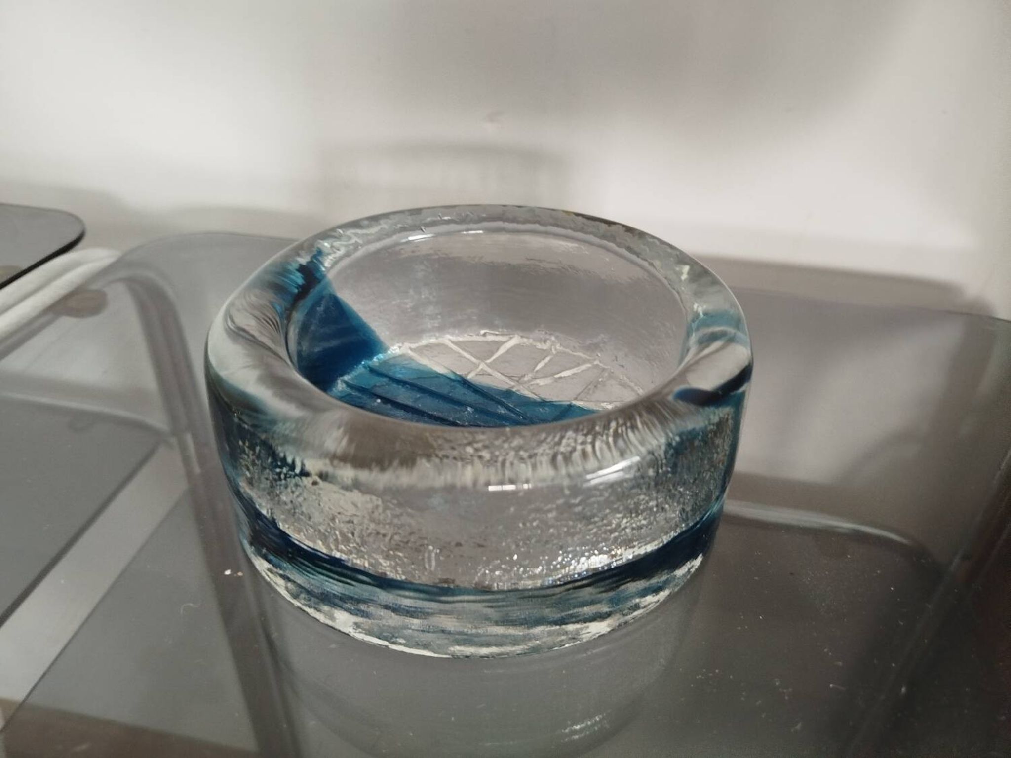 Vide-poche / cendrier en verre bullé bleu – provenance Suède