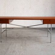 Bureau d'écriture par Illum Wikkelso