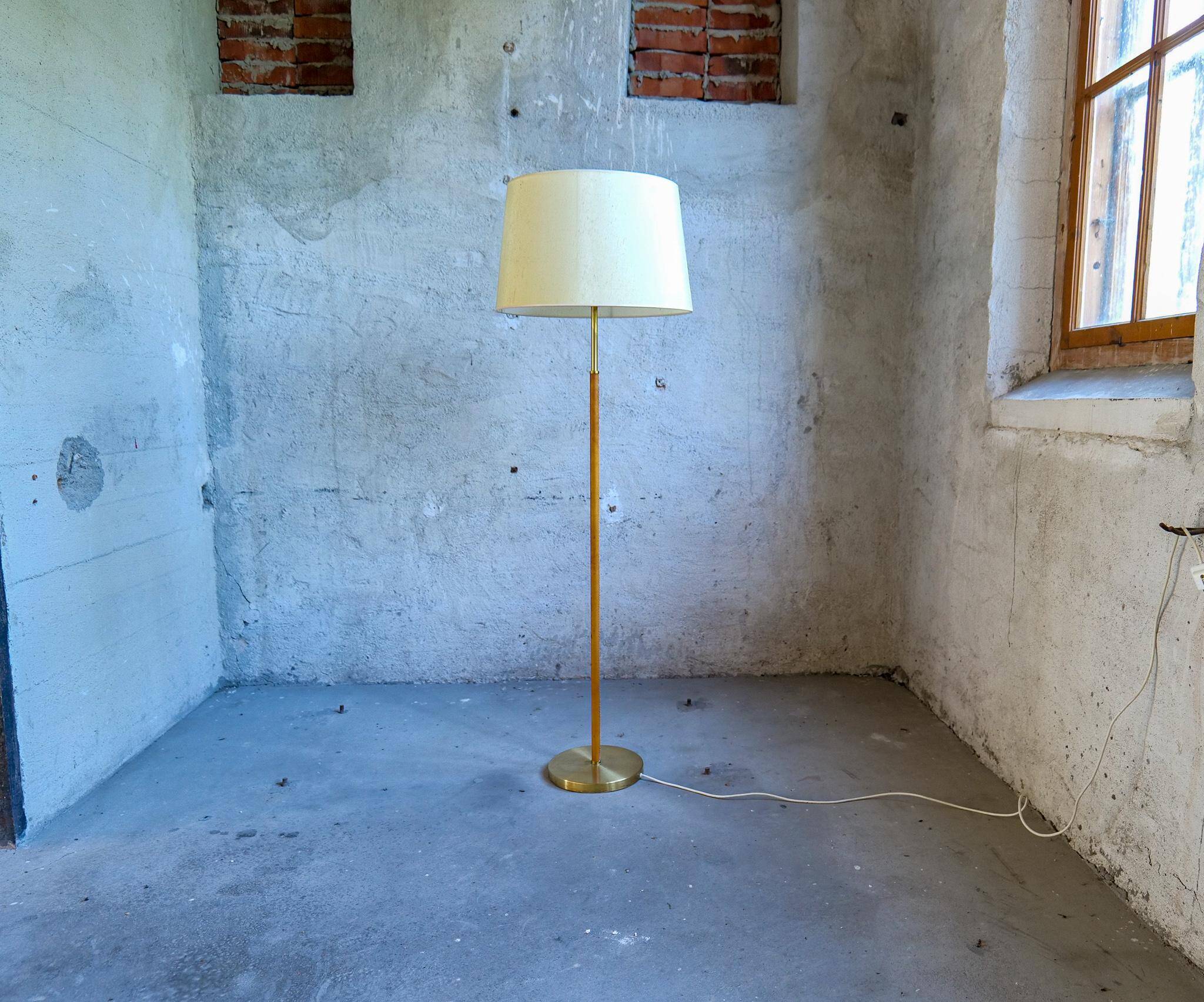 Modern mid-century brass and leather floor lamp Atelje Lyktan, Sweden