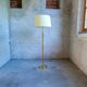 Lampe sur pied en laiton et cuir moderne milieu du siècle Atelje Lyktan, Suède