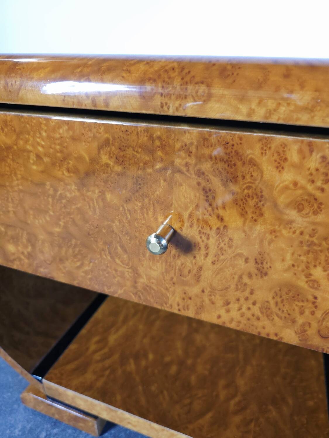 Paire de tables de chevet Art déco en ronce de noyer et laiton