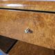 Paire de tables de chevet Art déco en ronce de noyer et laiton