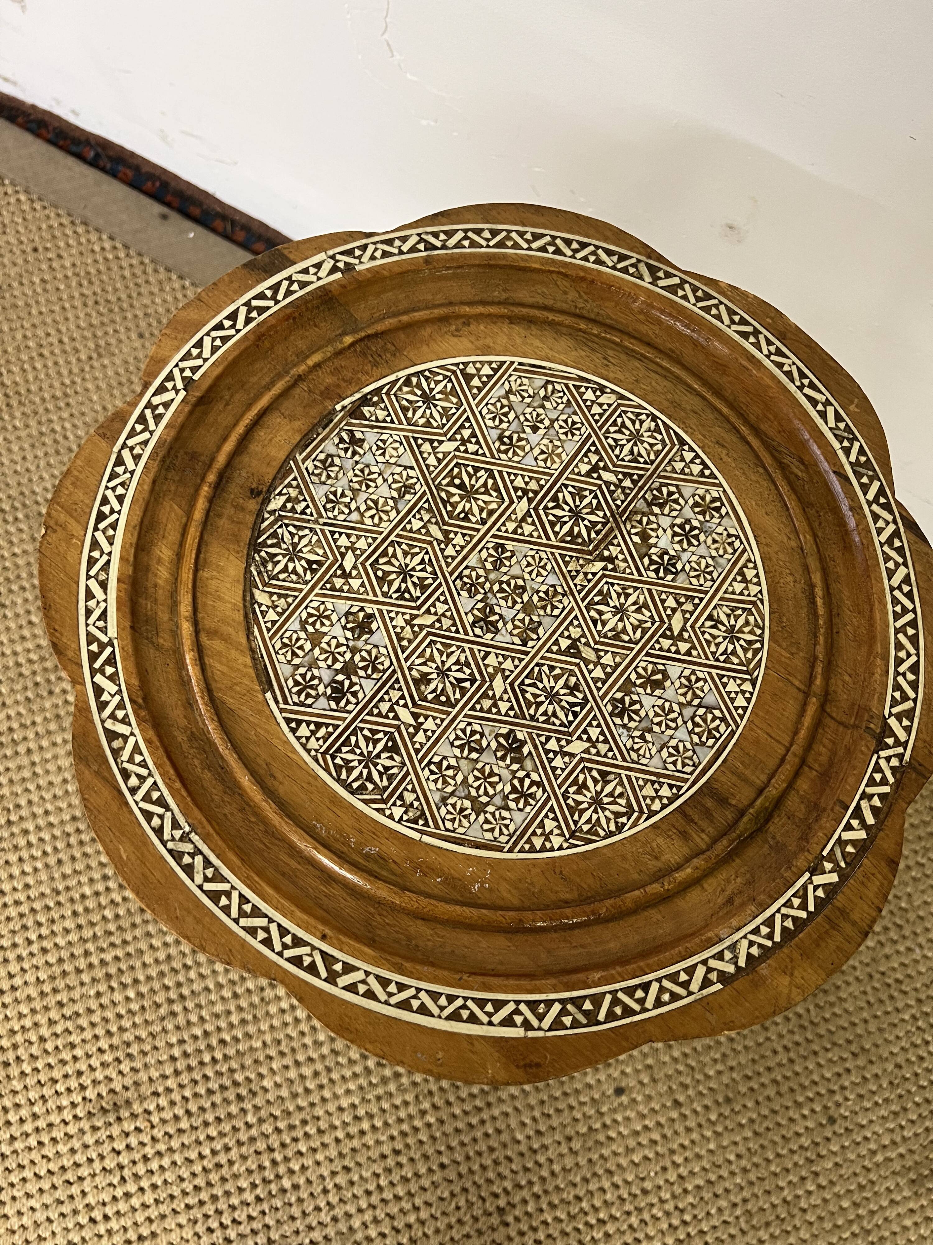 Wooden pedestal table / harness