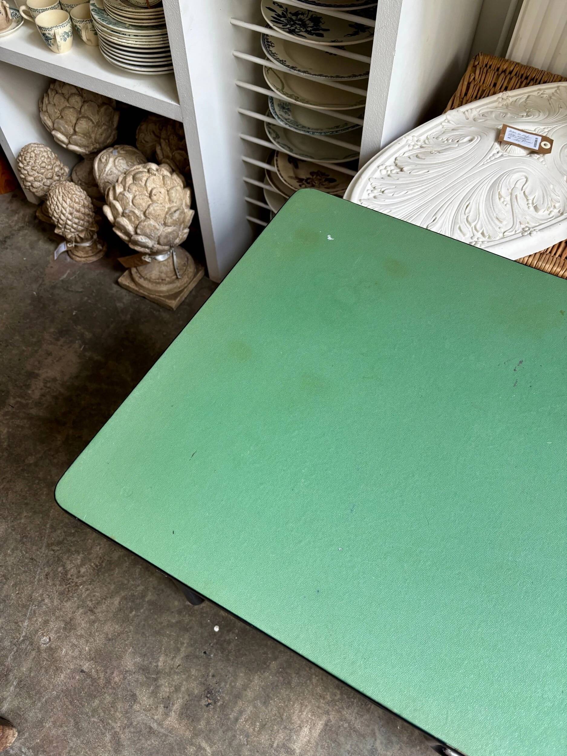 Bureau en métal noir et vinyle vert