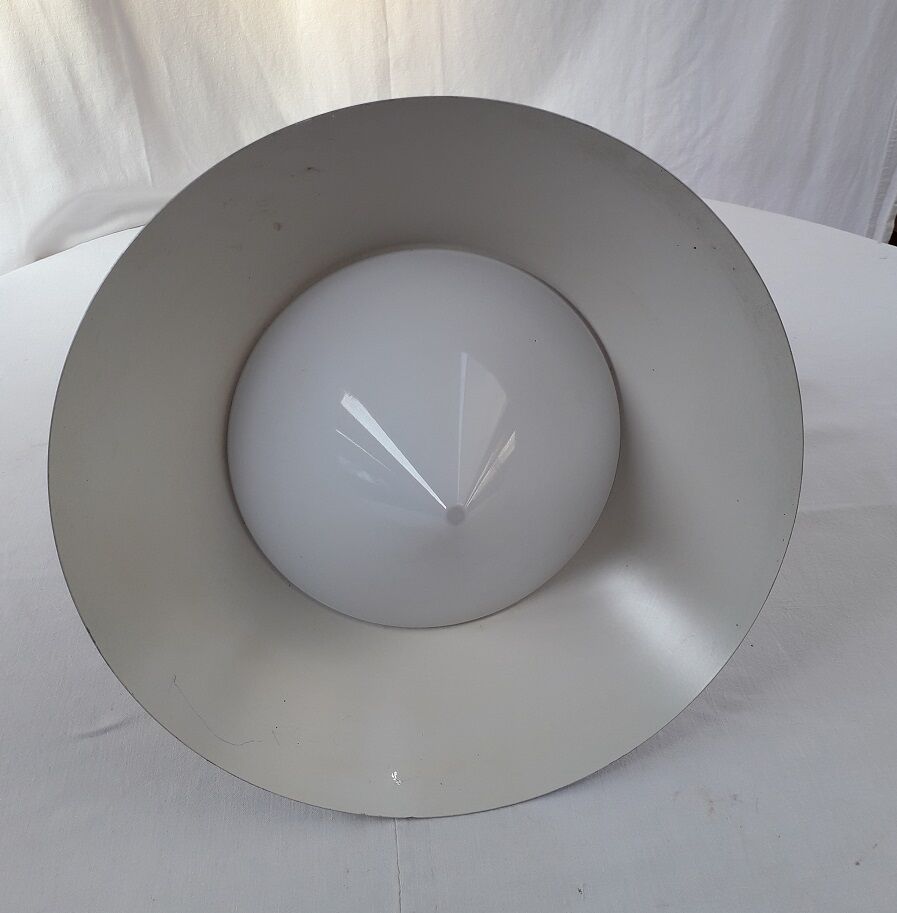 Metal and opaline suspension