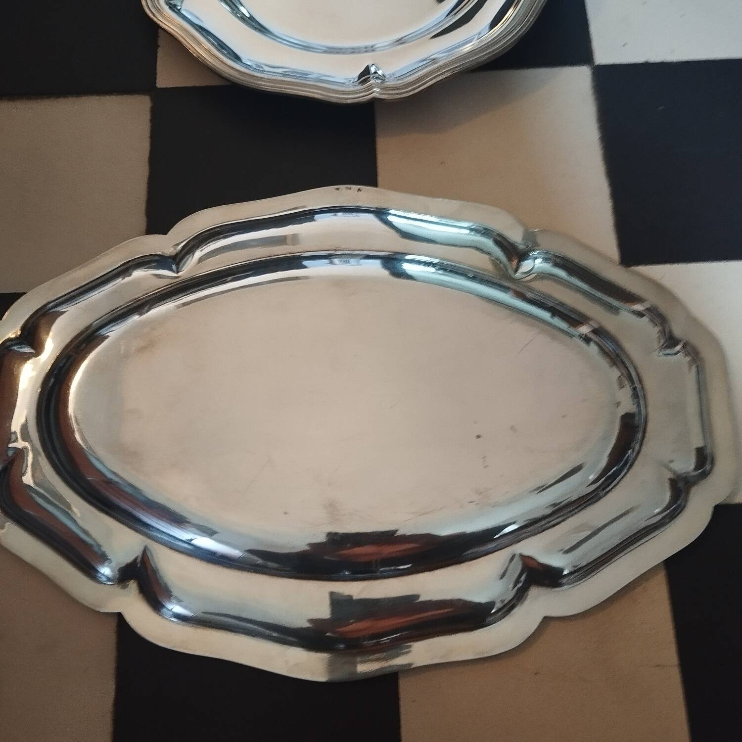 2 silver-plated metal dishes