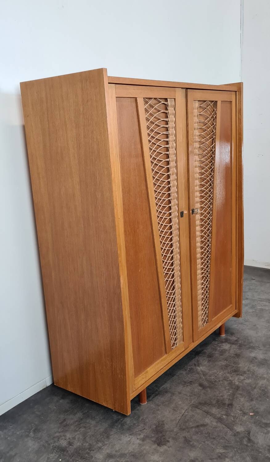 Armoire vintage
