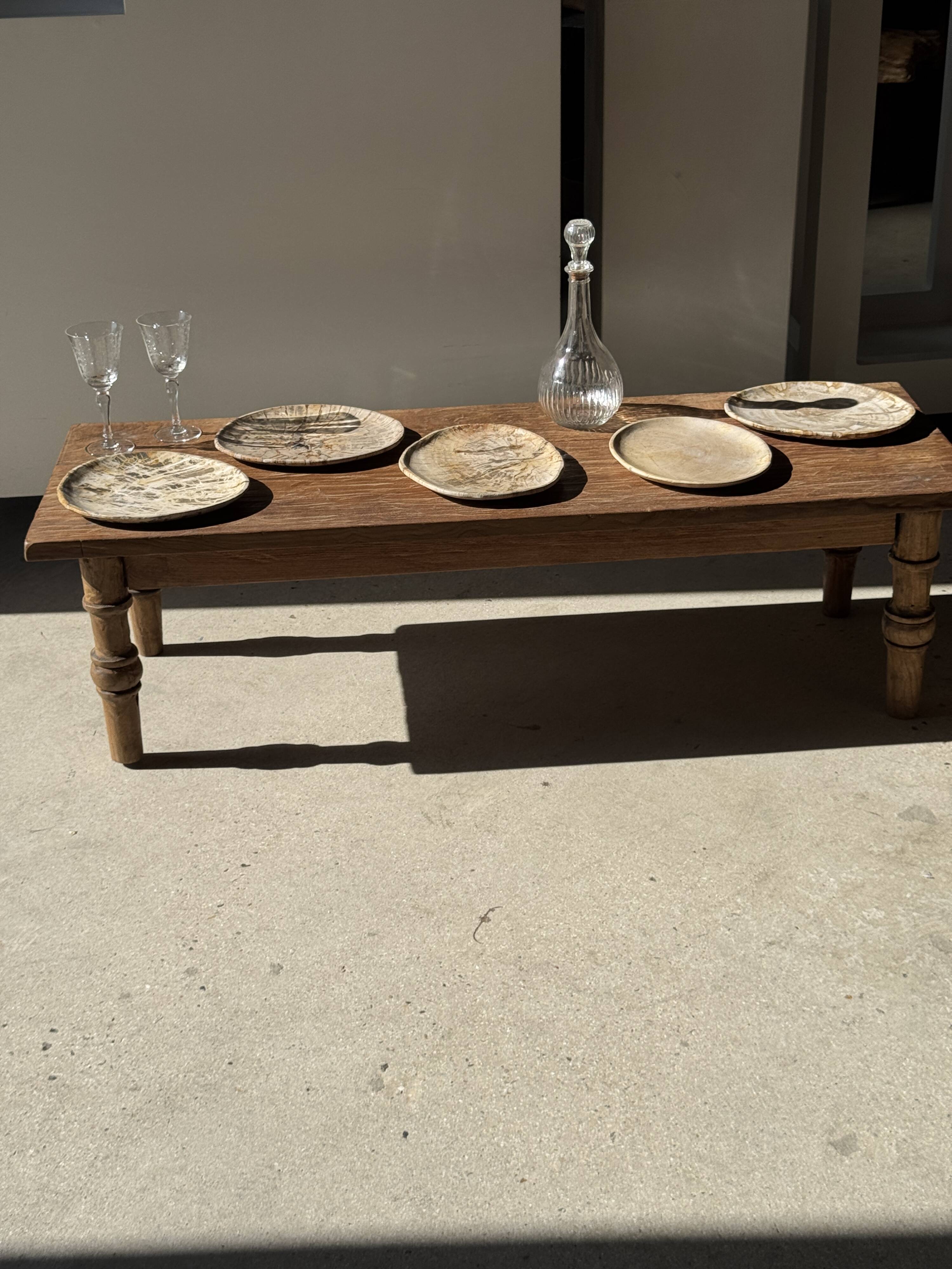 Petit vide poche ou plat en bois pétrifié beige cernes petit cœur noir