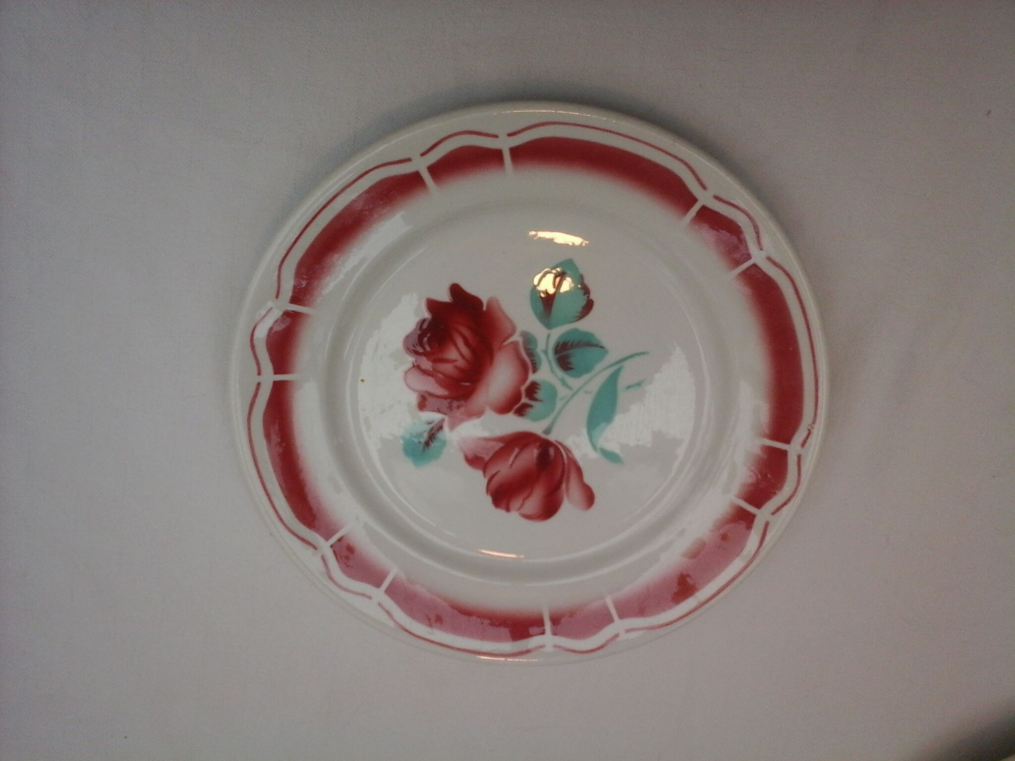 Assortiment de 18 assiettes dominante rouge