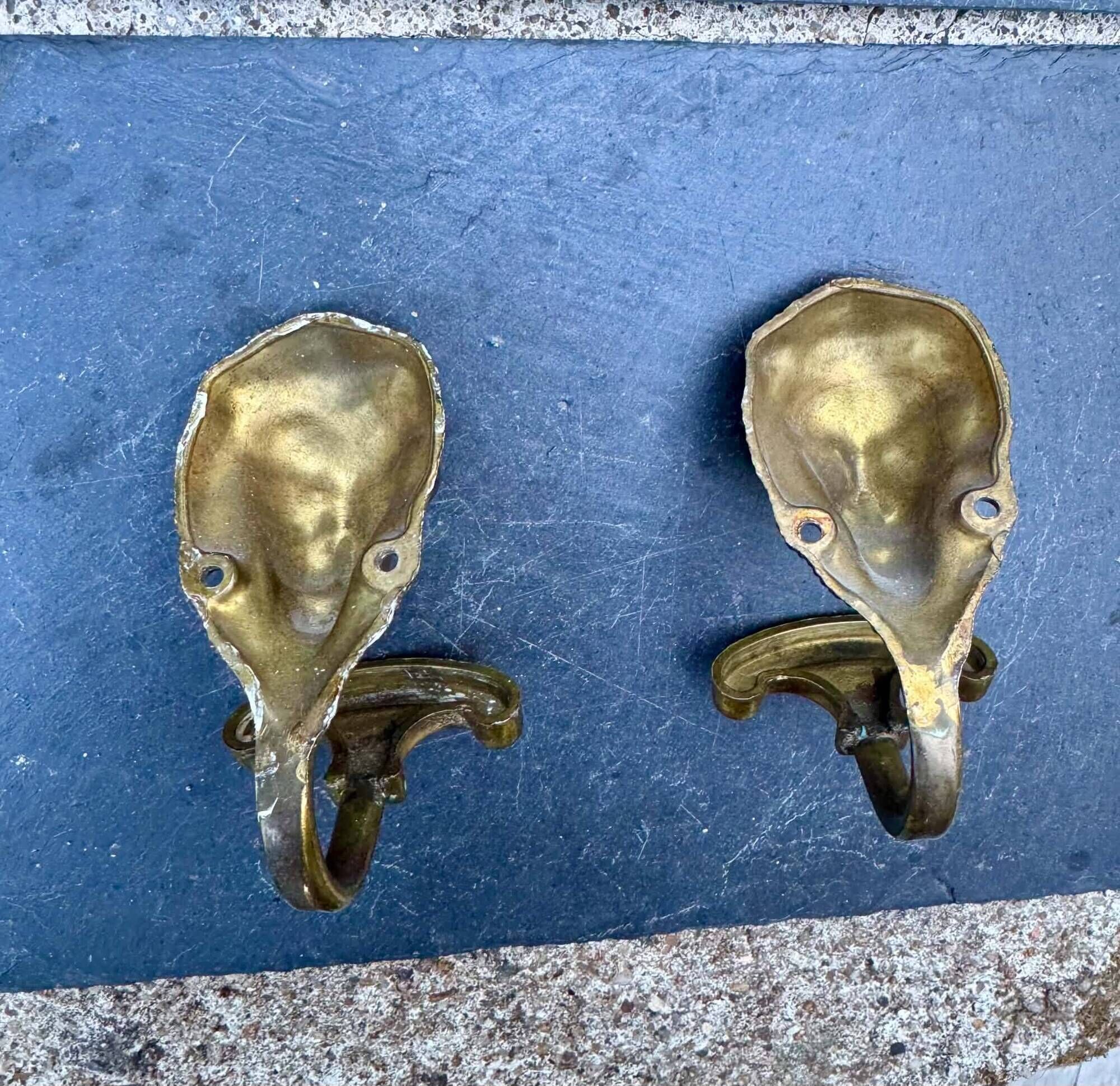 Paire de patères lion en laiton baroque