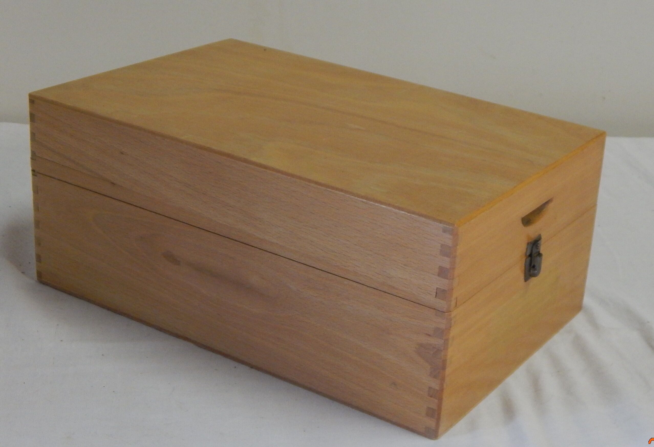 Boite en bois verni