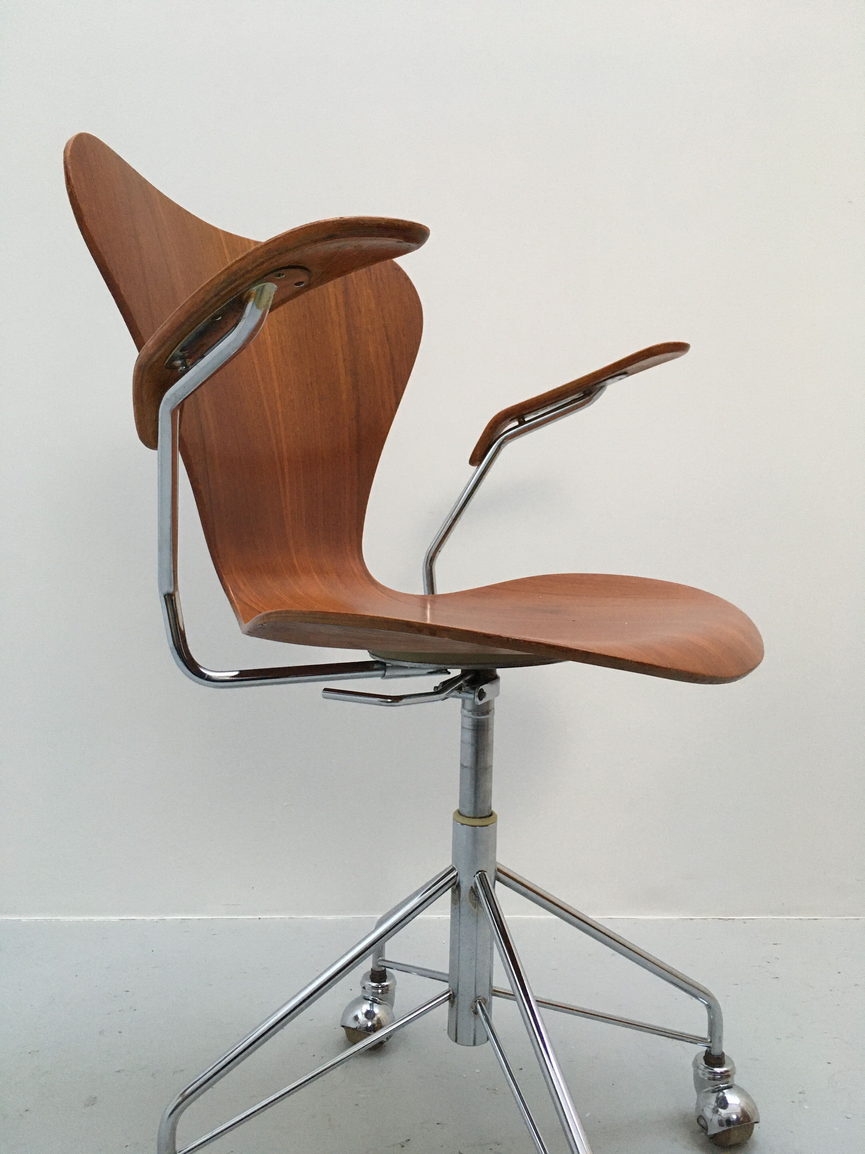 Arne Jacobsen Series 7 model 3217