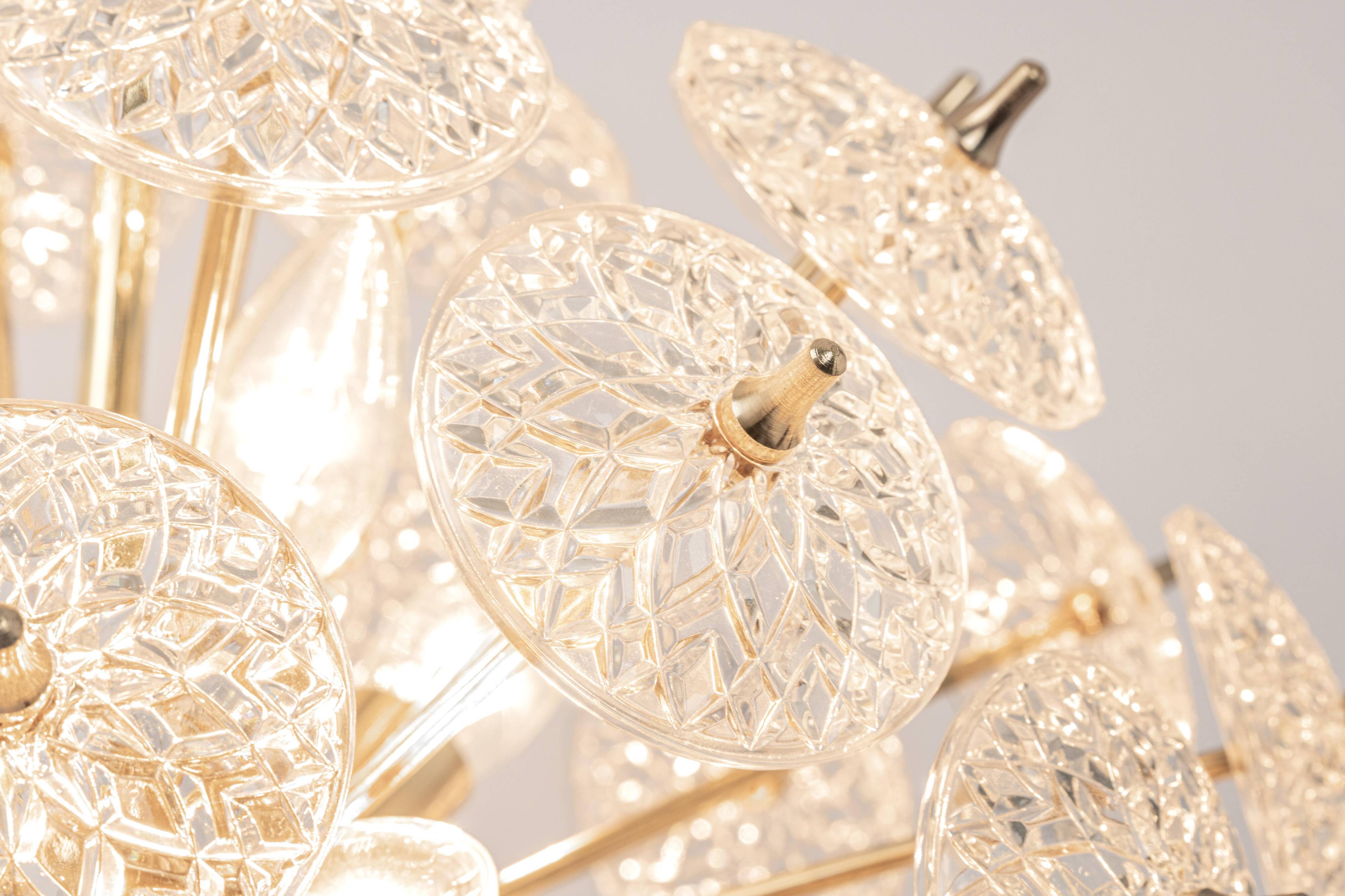 Grand superb Sputnik floral chandelier in glass and brass, Germany, 1960s.