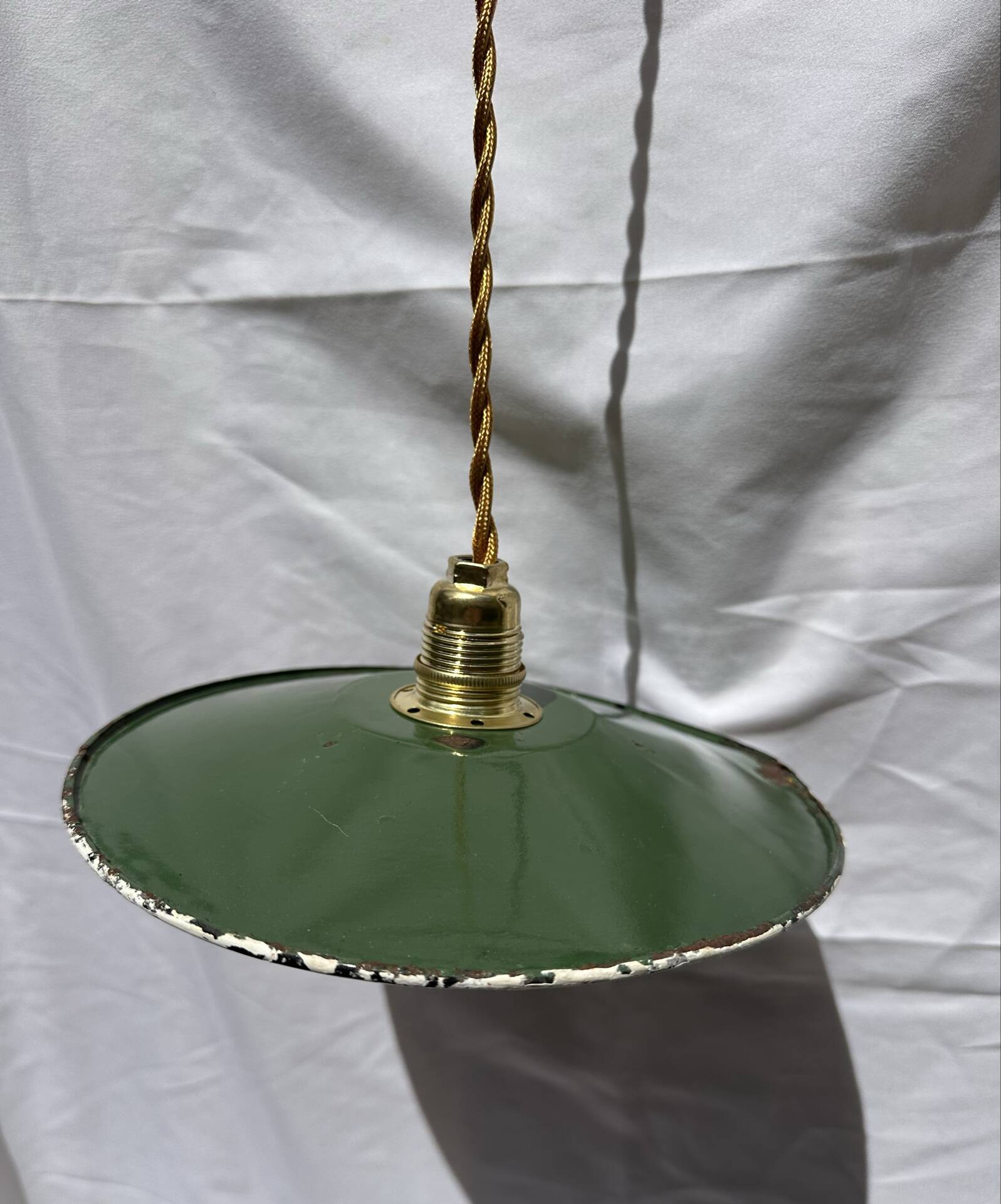 Suspension vintage indus tôle émaillée verte et blanche mini