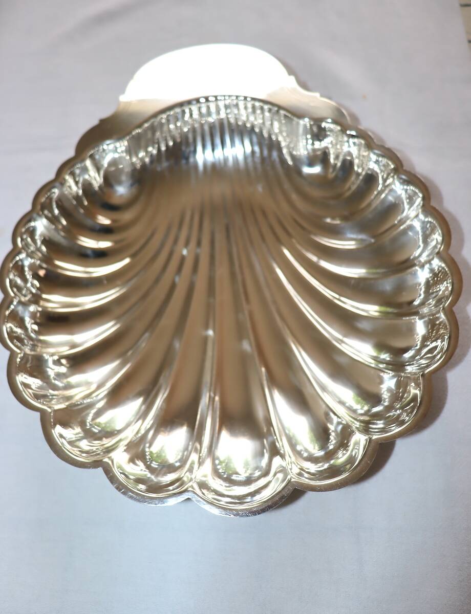 Silver-plated metal shell plate stamped Fleuron