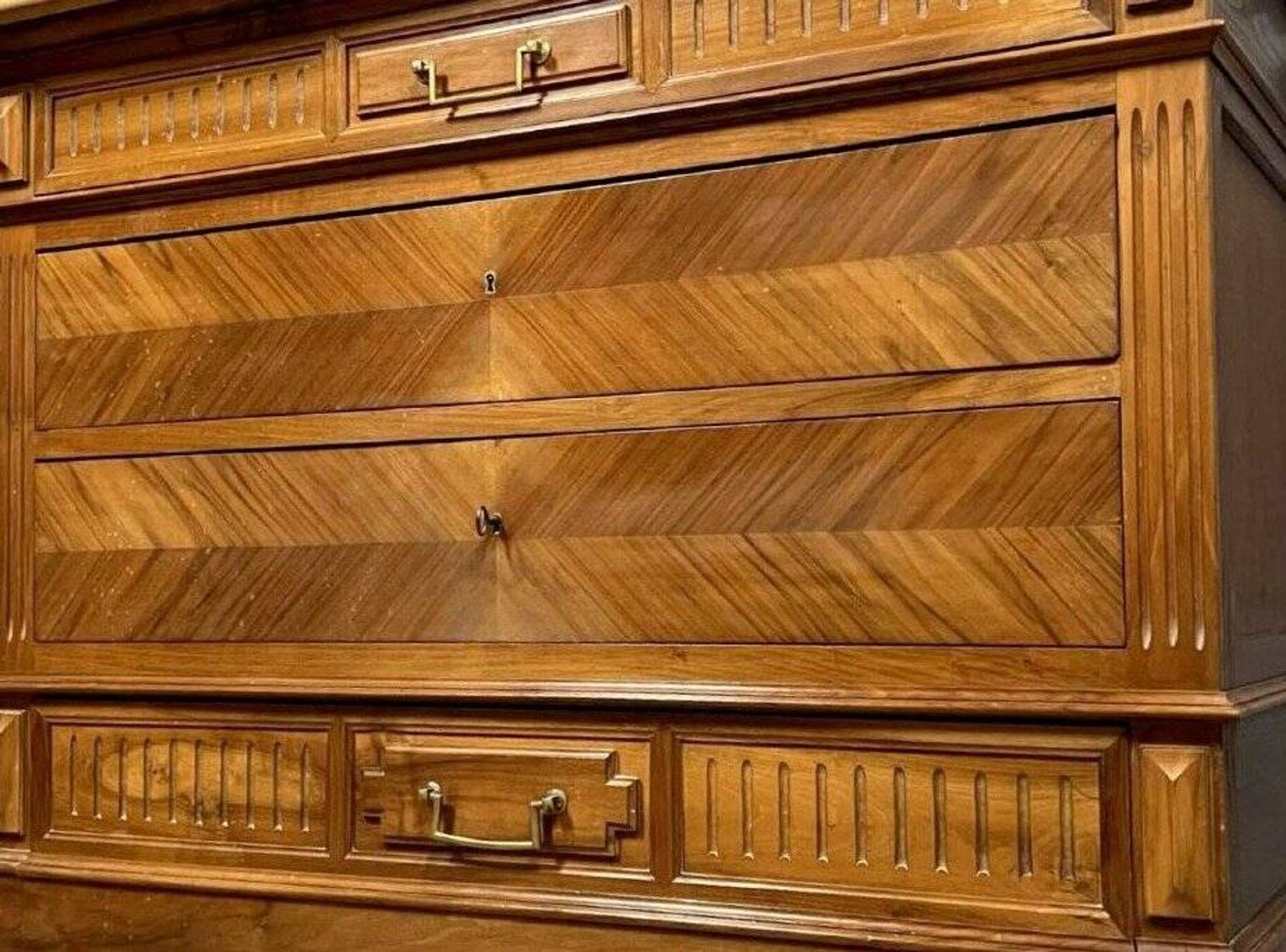 Commode de style Louis XVI en noyer et marbre, façade en chevrons