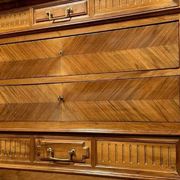 Commode de style Louis XVI en noyer et marbre, façade en chevrons