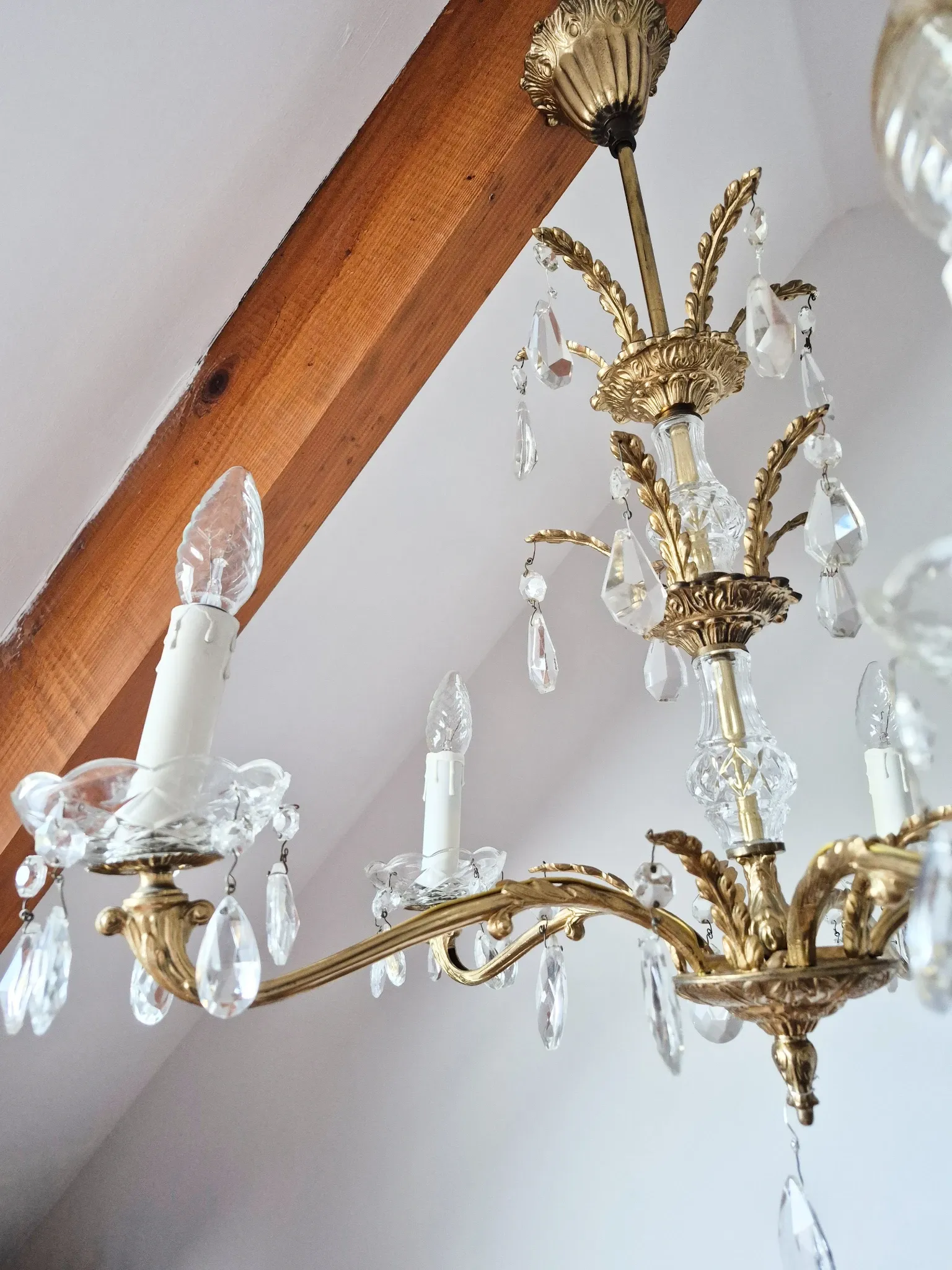 Antique chandelier with pendants, in bronze and glass pendants.
