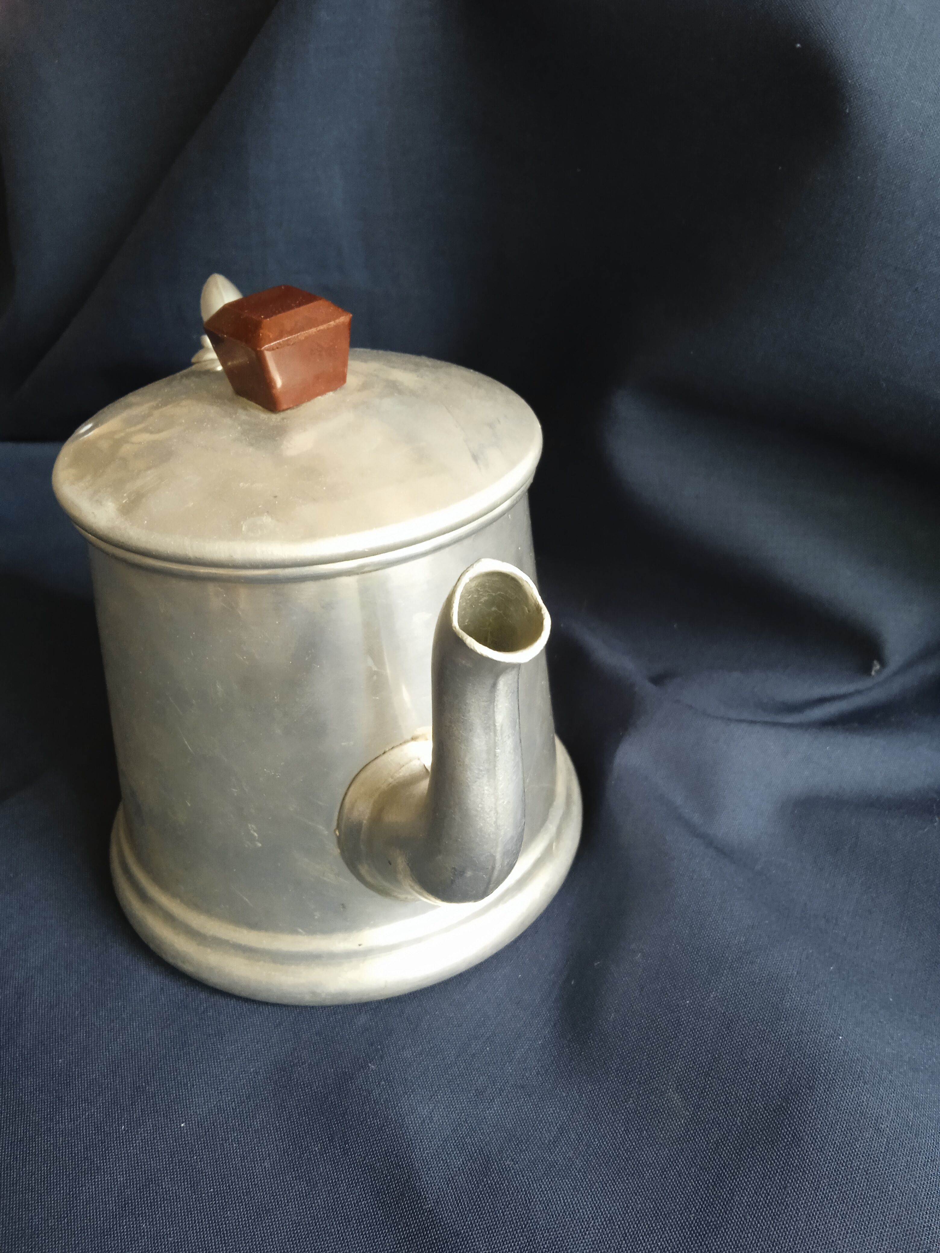 Aluminum coffee maker (3/4l) and handles in red bakelite circa 1950
