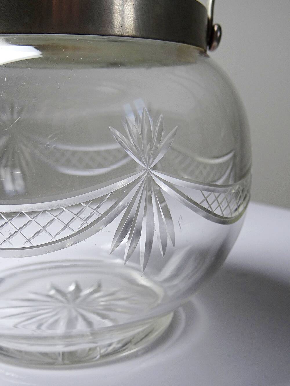 Pot/bowl with a bubble design, antique engraved crystal from Bohemia and silver-plated metal, 1920-1940.