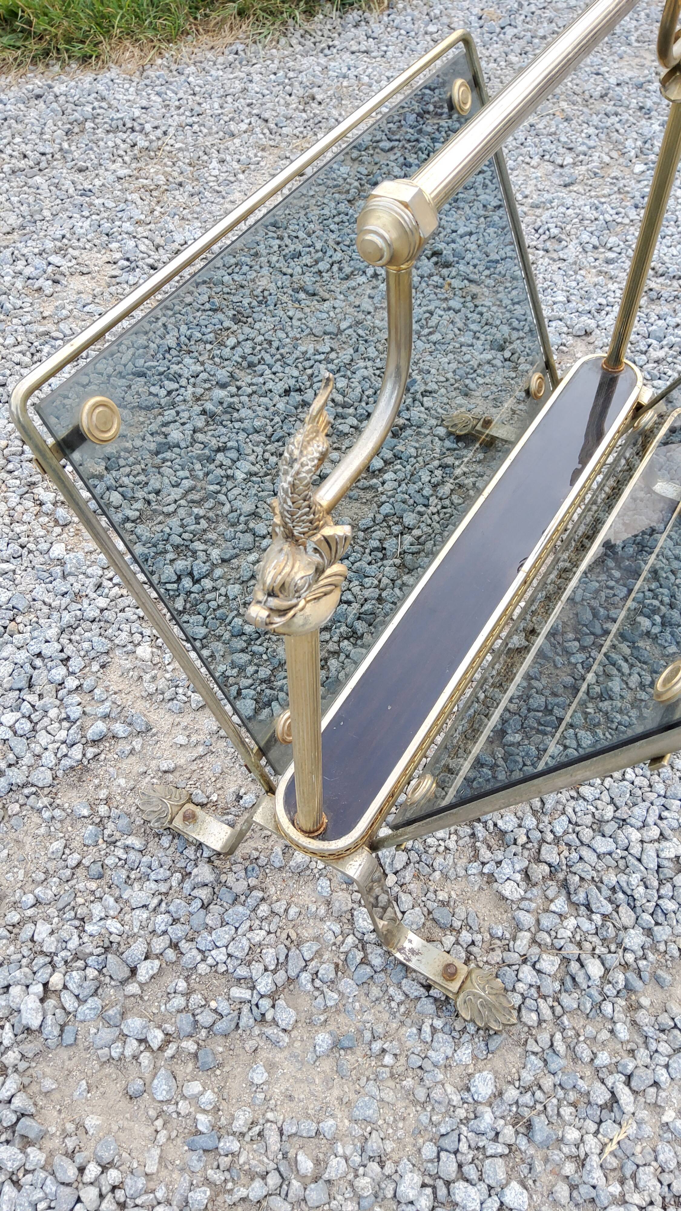 Porte revue des années 50 en métal doré aux dauphins et verres fumés