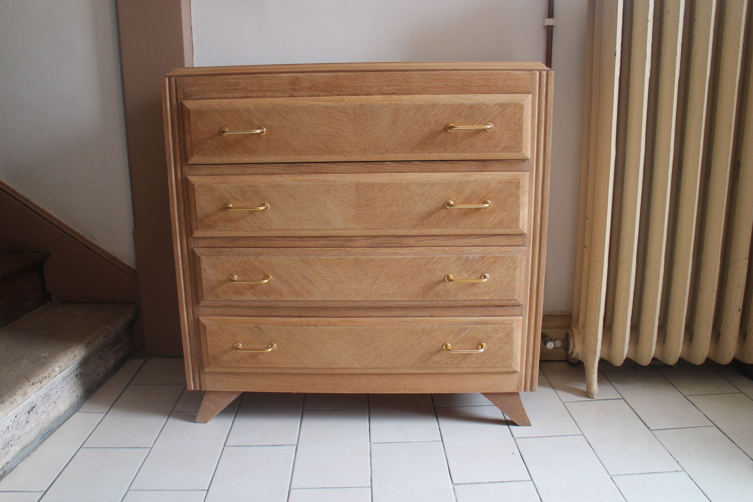 Commode aux pieds compas en bois brut