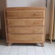 Commode aux pieds compas en bois brut
