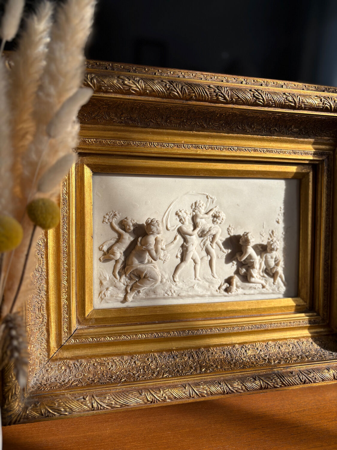 Marble bas-relief tableau of Putti