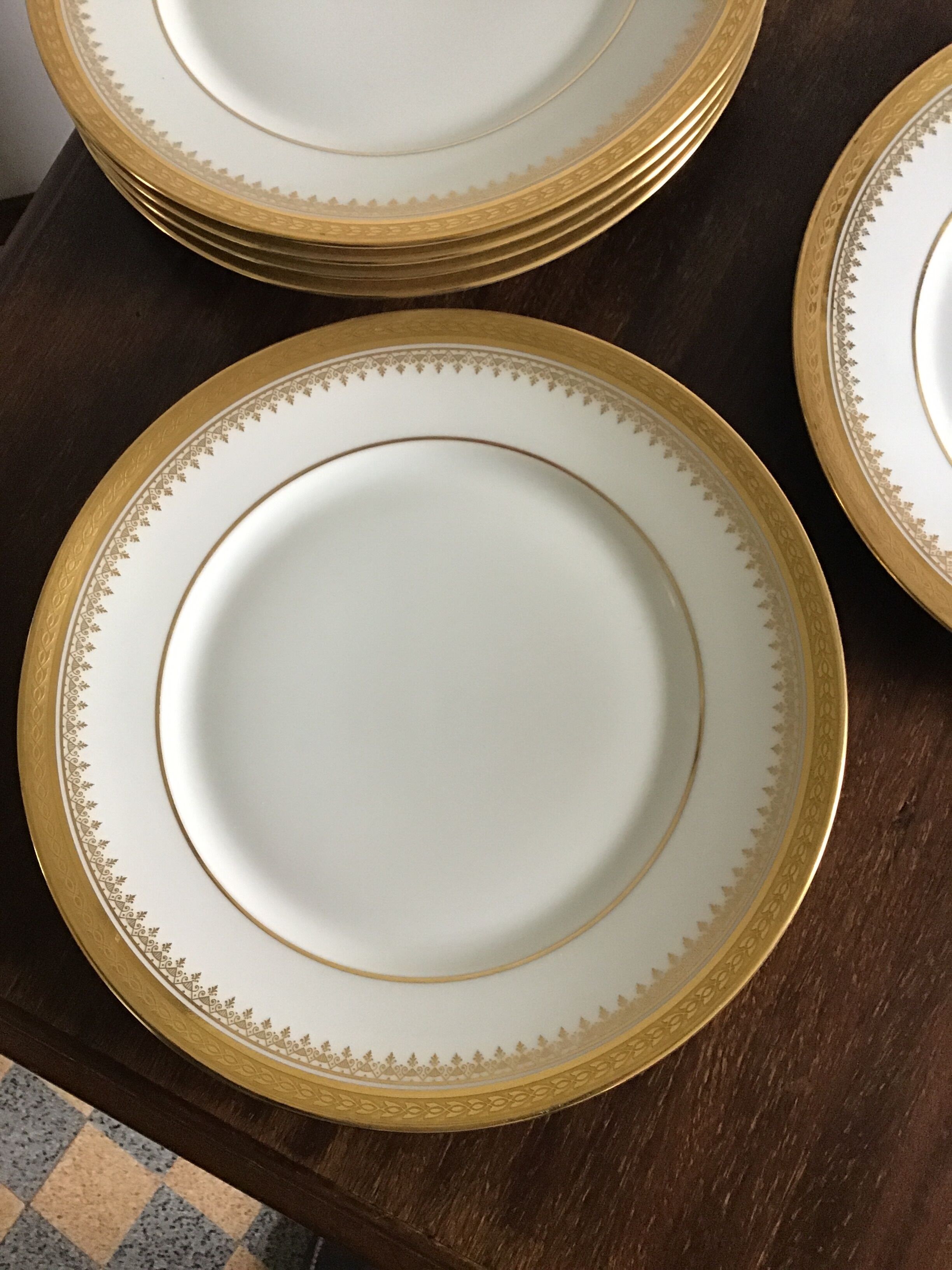 6 flat porcelain plates
