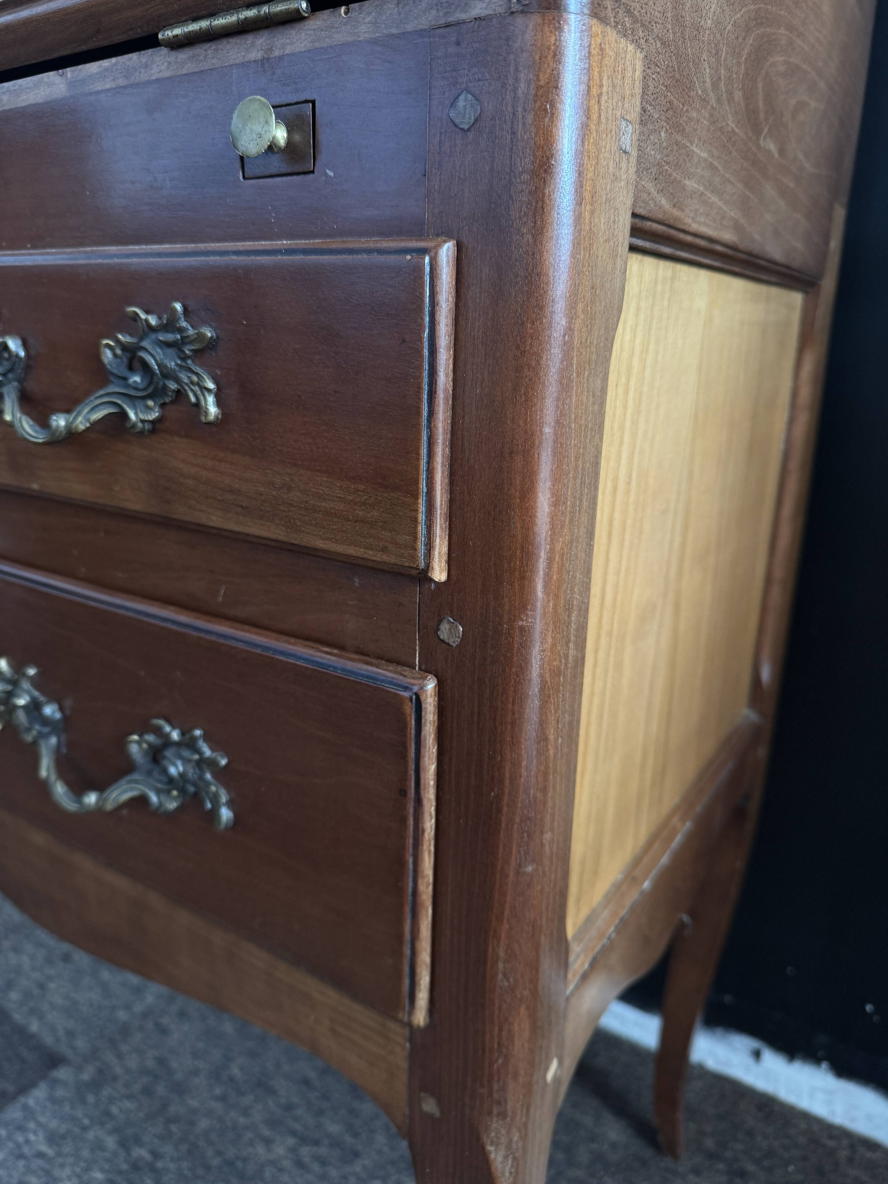 Slope desk / hump desk