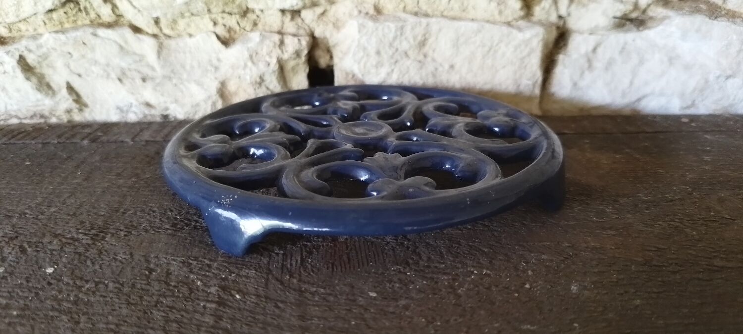Enamelled cast iron trivet