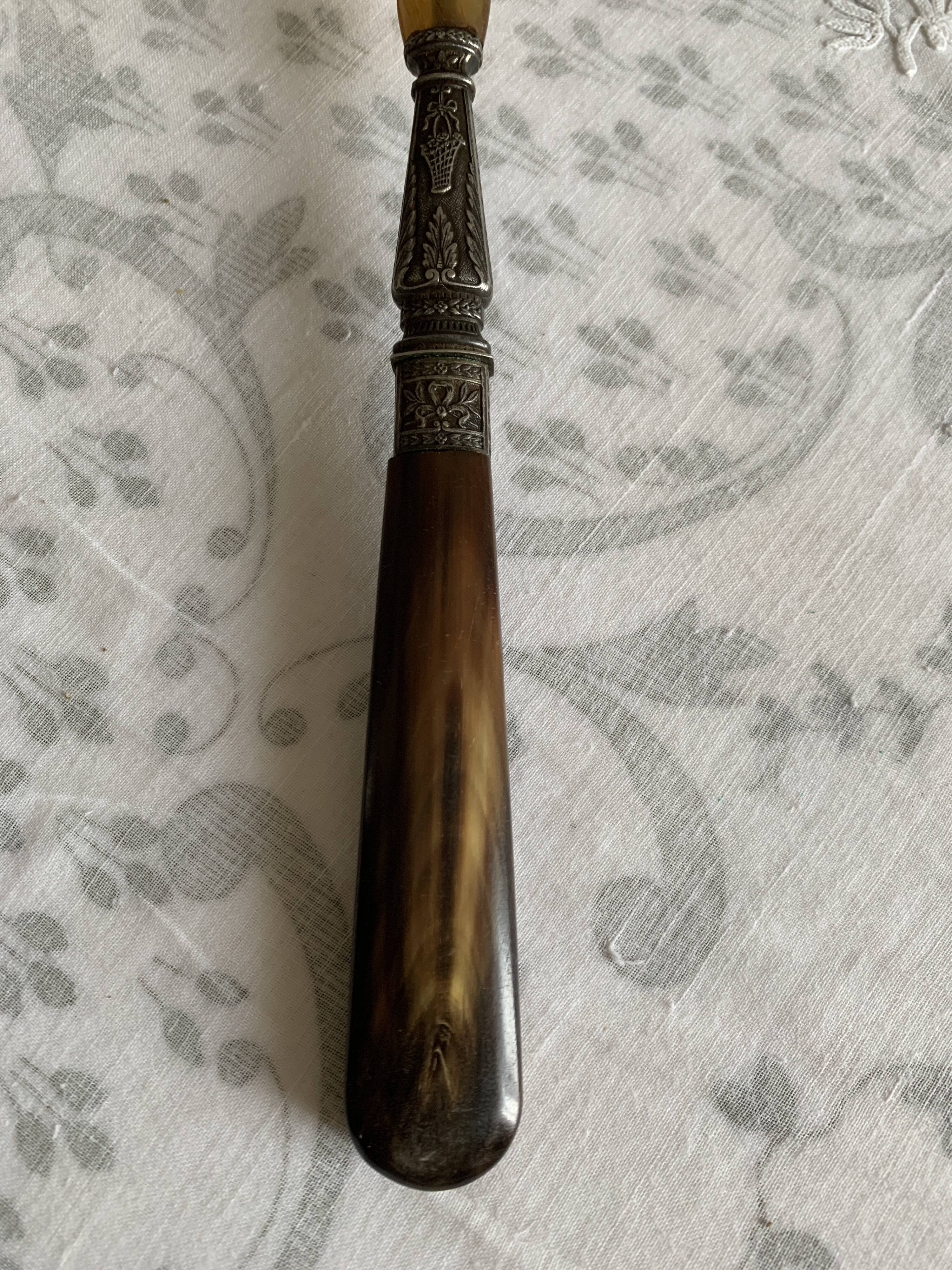 Couverts à salade en corne et métal ciselé années 1920