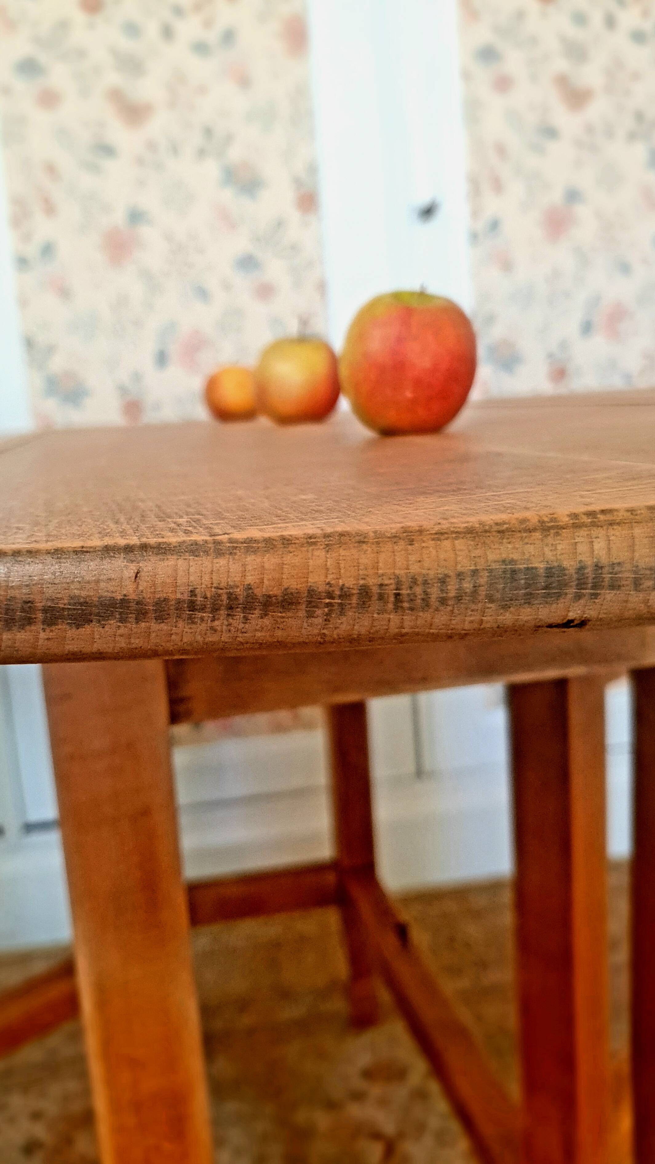 Drop-leaf gateleg table