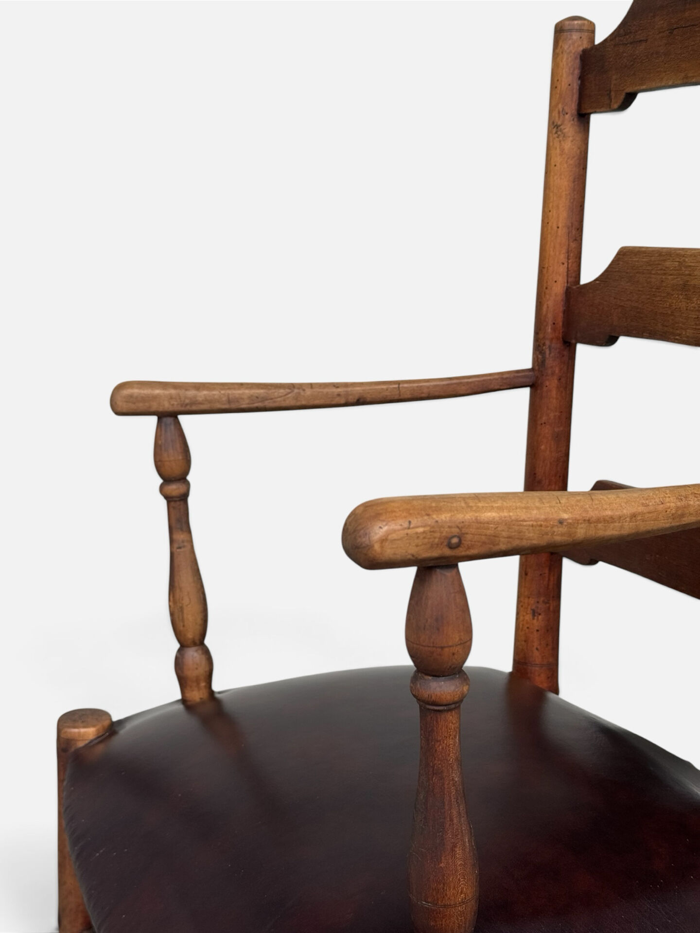 Antique rustic armchair in walnut and leather, 18th century.