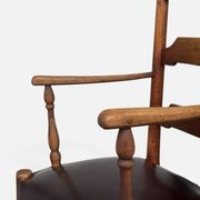 Fauteuil rustique ancien en noyer et cuir, 18e siècle