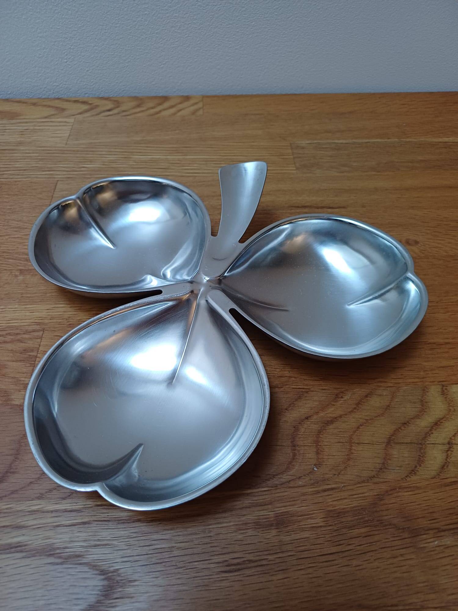 Small vintage aperitif bowl in the shape of a clover.