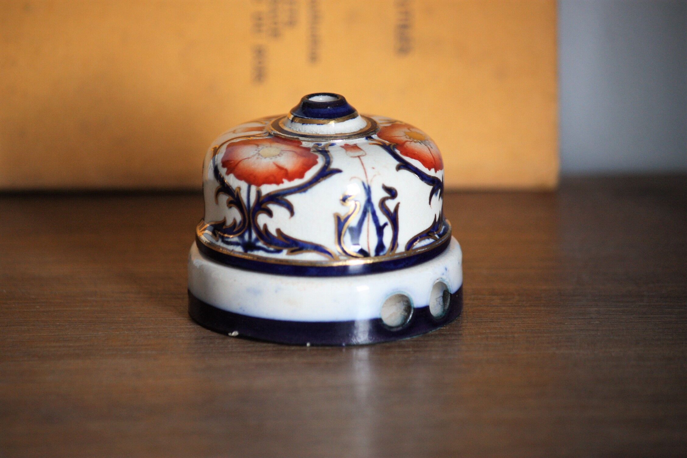 Interrupteur en porcelaine décorée