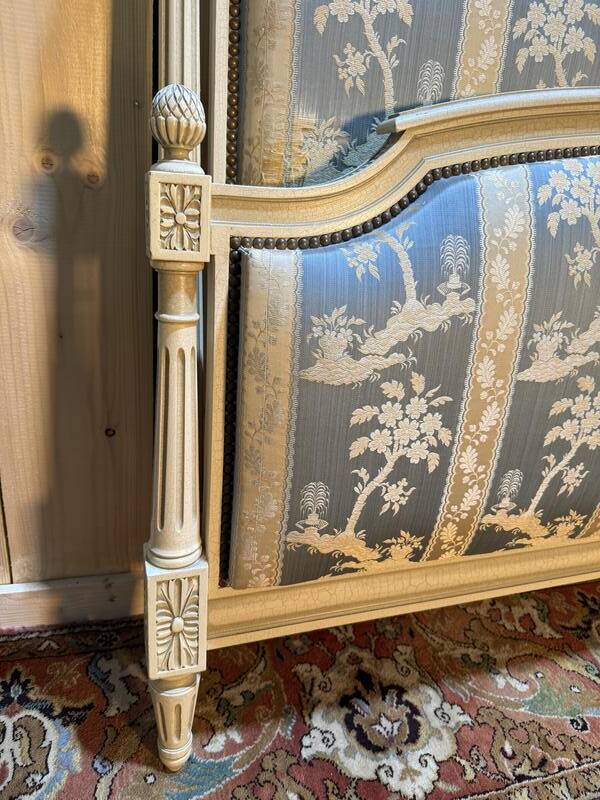 Lit capitonné de style Louis XVI en bois beige