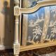 Lit capitonné de style Louis XVI en bois beige