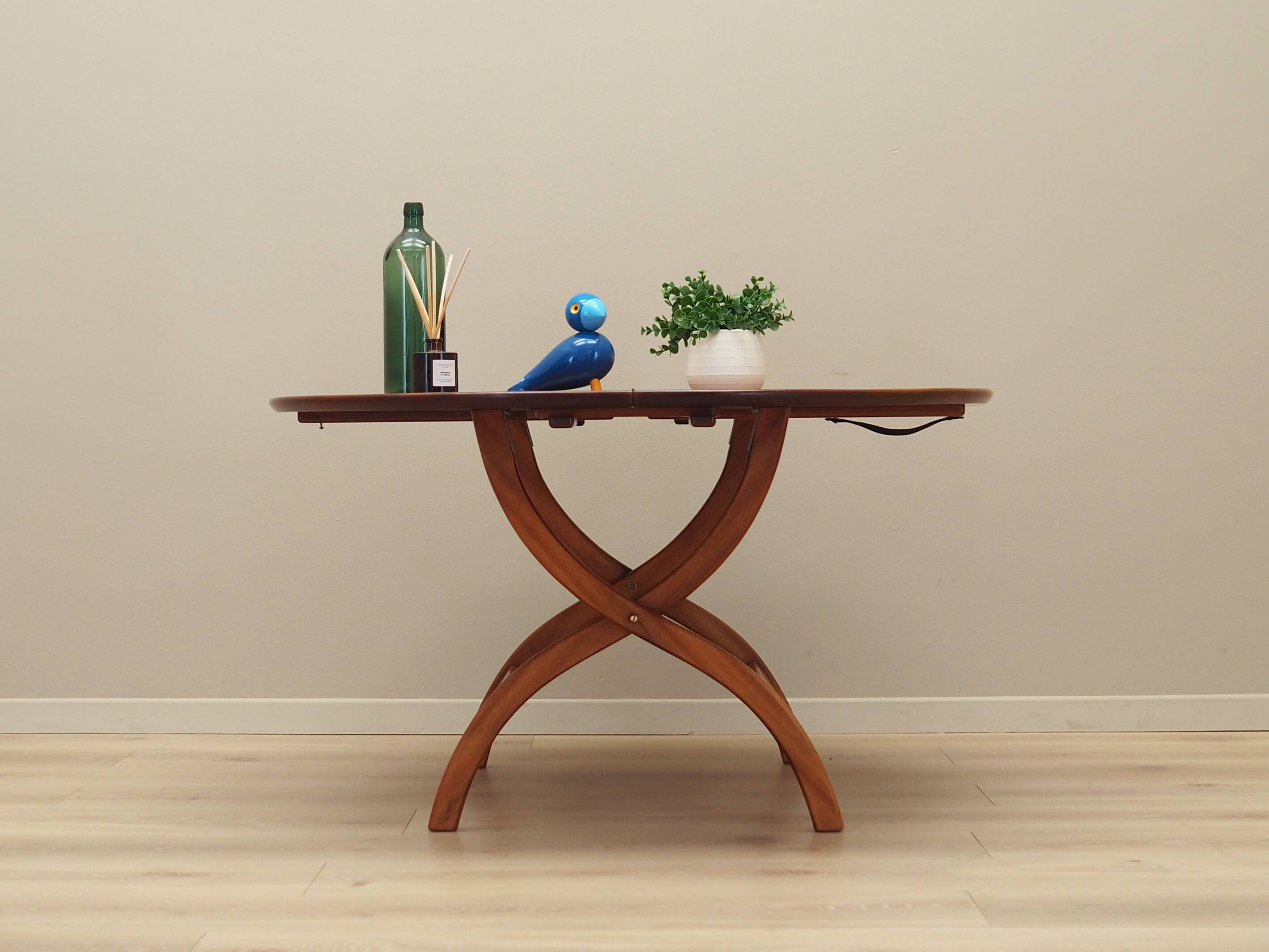 Table basse ronde en acajou, design danois, années 1970, production : Danemark