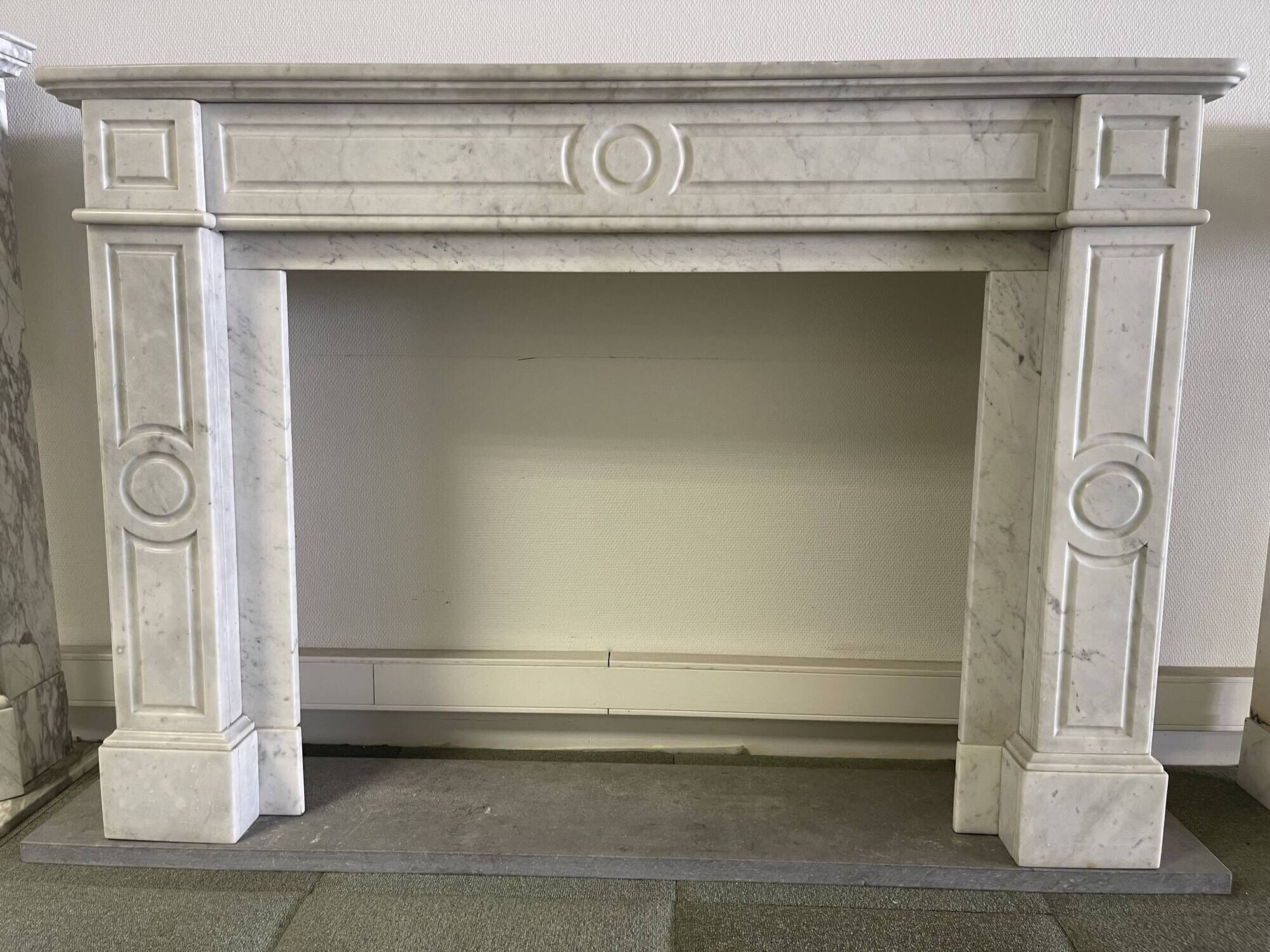 Cheminée de style Louis XVI en marbre blanc carrare xx siècle